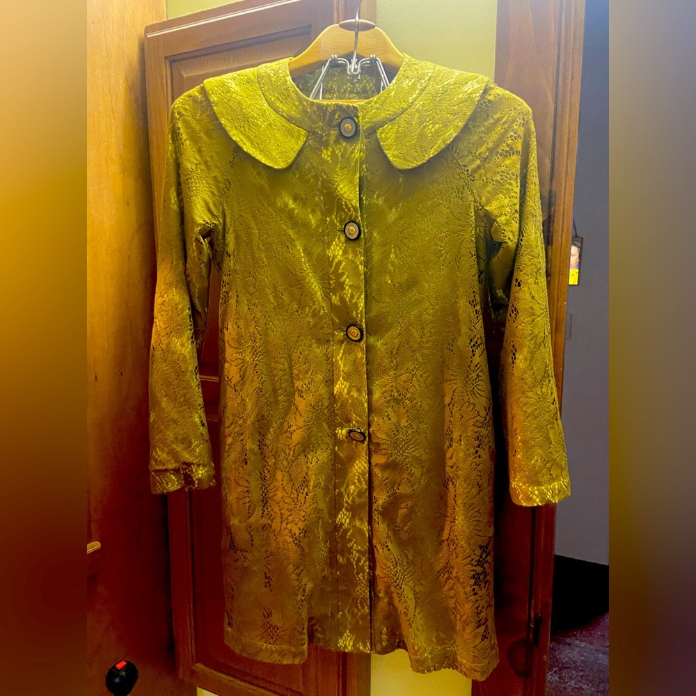 Light autumn/spring mini coat made of lace.